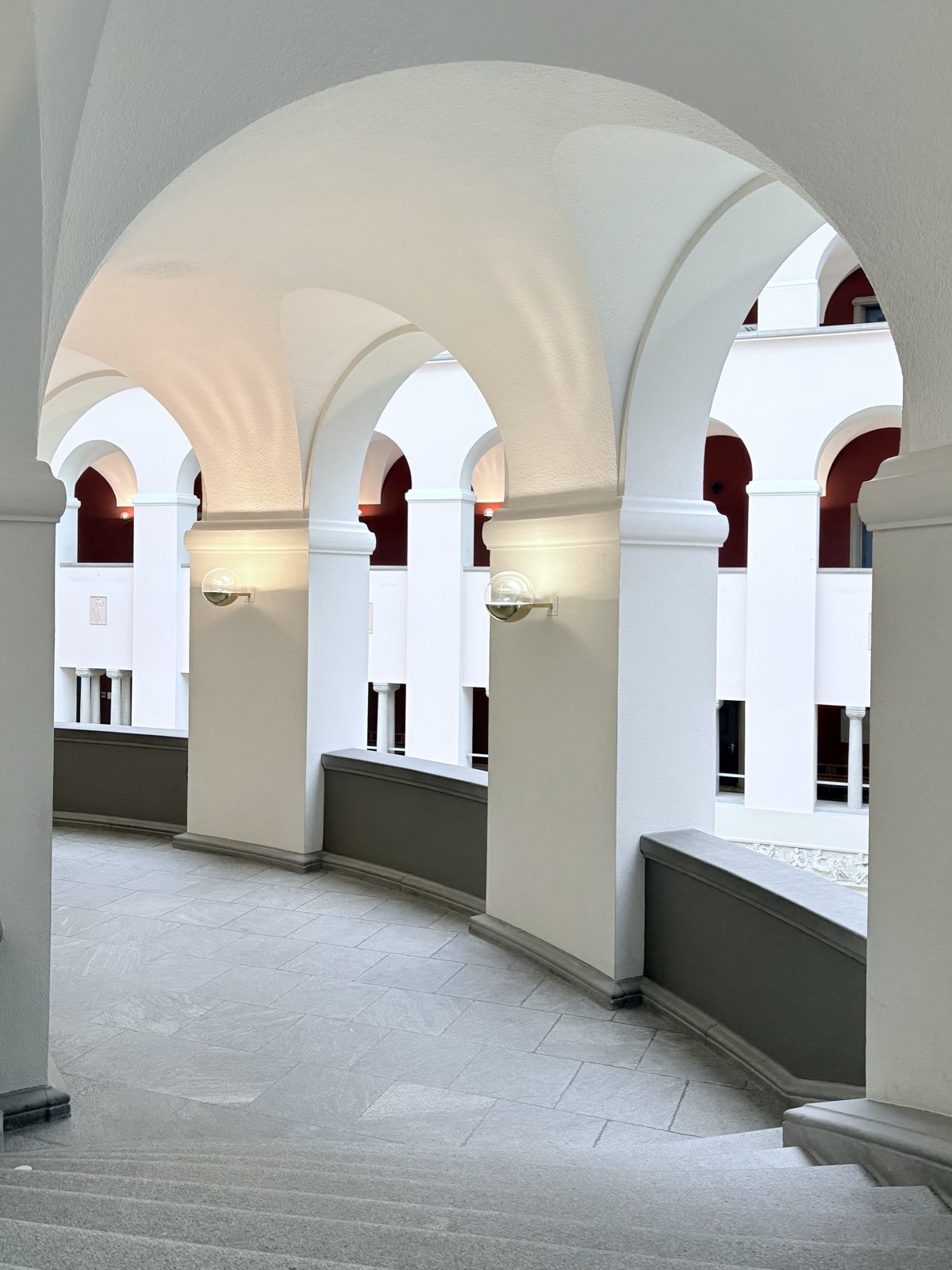 Lichtdurchflutete Bogengänge mit weissen Gewölben